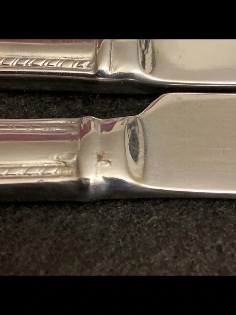 Reed & Barton Logo Stainless Lot of 4 Flatware Knives Set 9.5 Length.